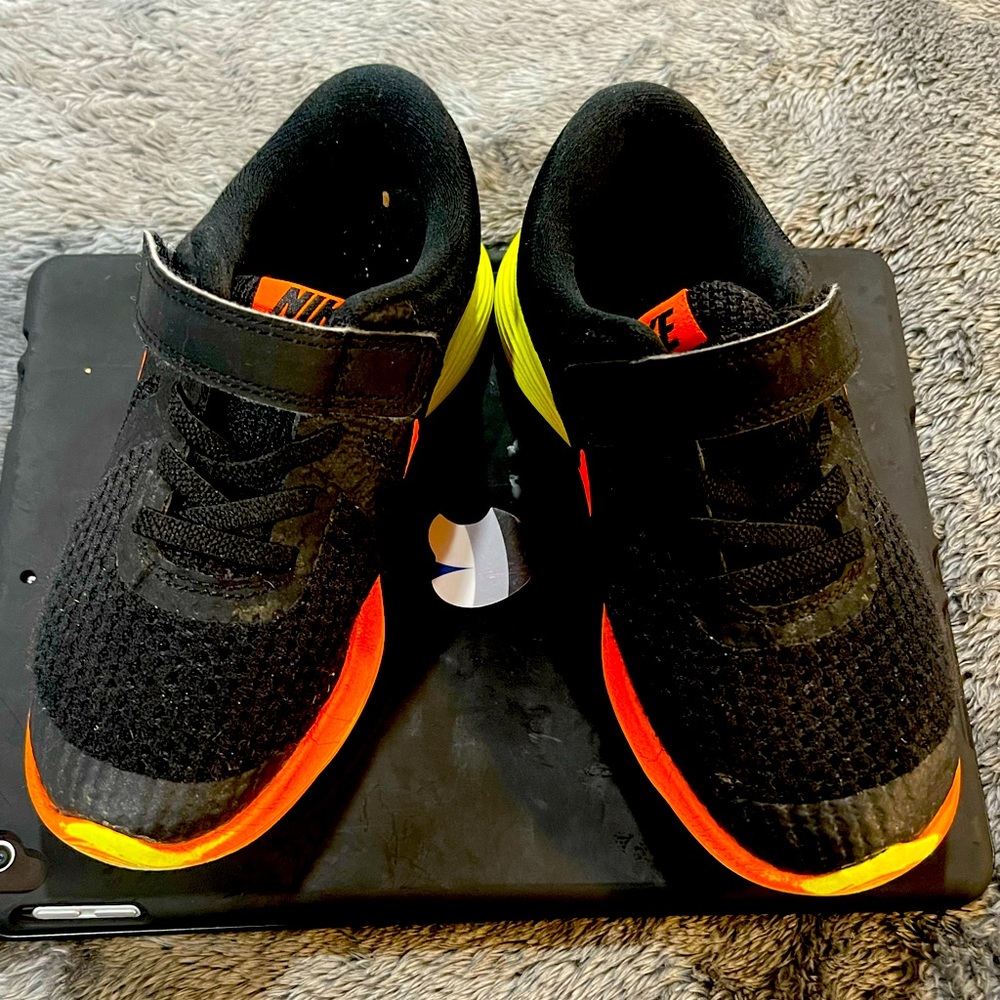 Nike play shoes EUC